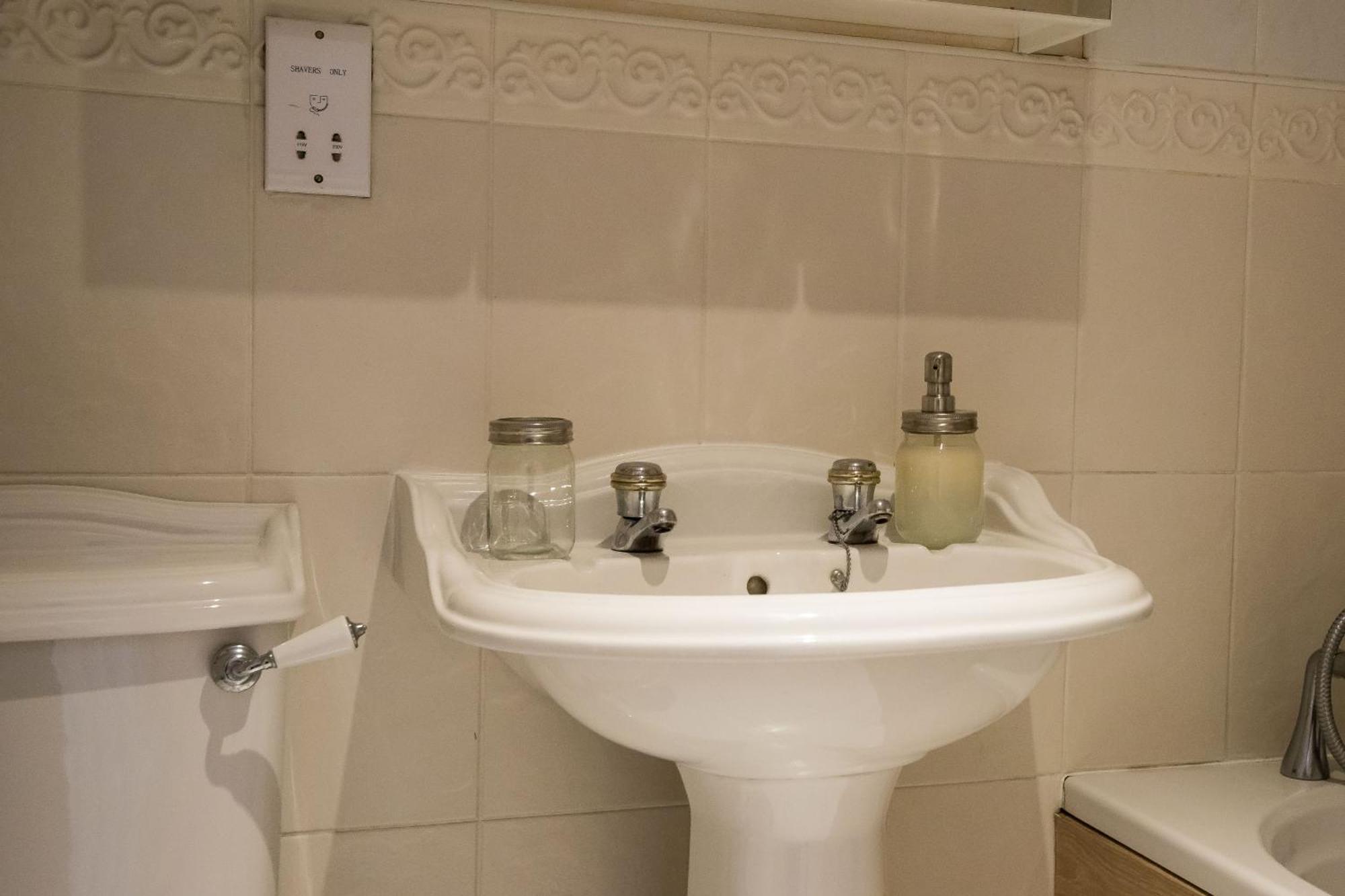 Spacious, 3 Bed House For 6 In Central Chester Hotel Kültér fotó